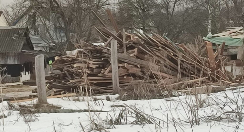 Рядом с дачами в Бордовичи выросла несанкционированная свалка из строительных отходов