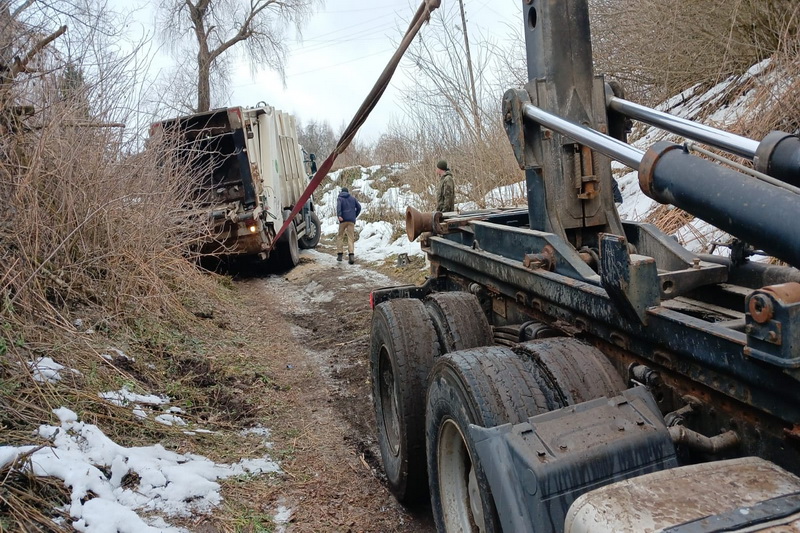 В Стародубском районе застрял мусоровоз