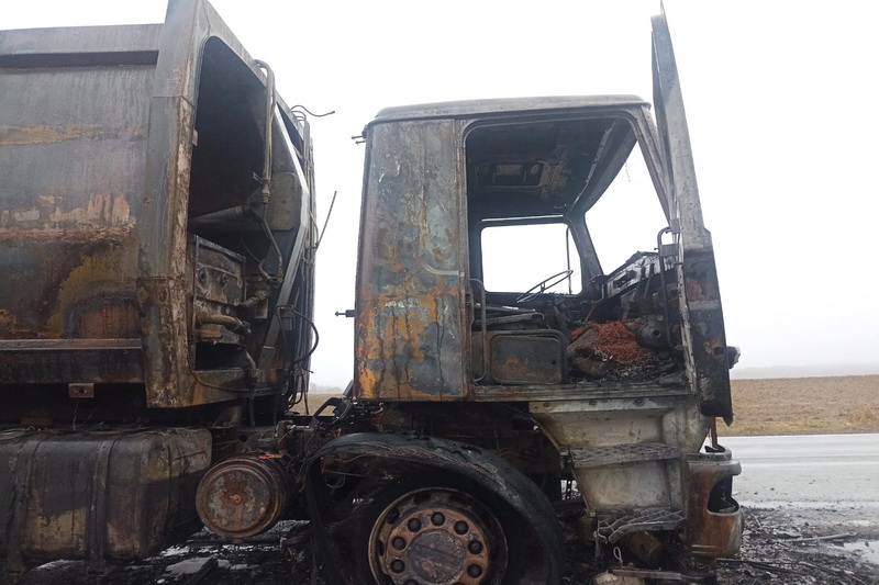 На трассе в Брянской области сгорел мусоровоз