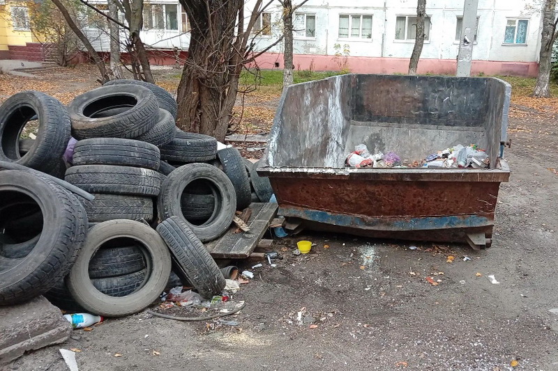 Брянские контейнерные площадки заваливают шинами